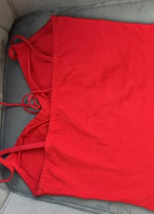 Красная майка с кружевом и шнуровкой по переду на тонких бретелях9 фото