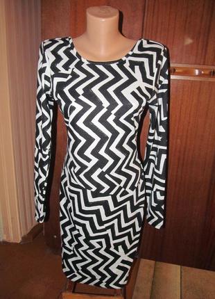 Облягаюча сукня в геометричний принт