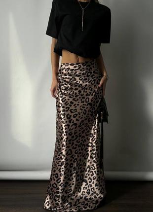 Трендовая атласная женская юбка макси в леопардовом принт6 фото