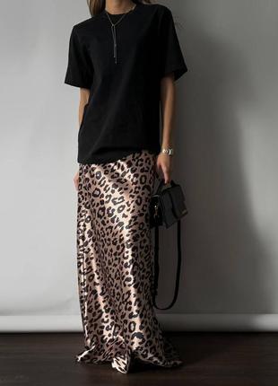 Трендовая атласная женская юбка макси в леопардовом принт8 фото