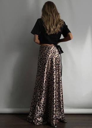Трендовая атласная женская юбка макси в леопардовом принт9 фото