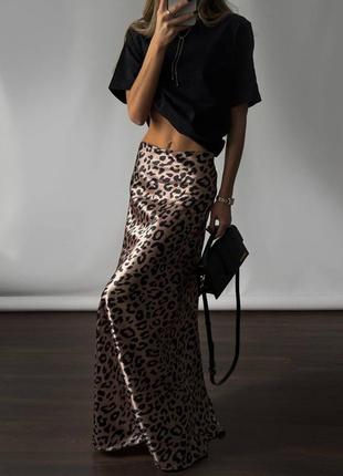 Трендовая атласная женская юбка макси в леопардовом принт3 фото