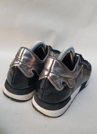 Красивые стильные кожаные кроссовки с серебряными вставками 415 фото