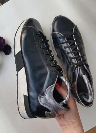 Красивые стильные кожаные кроссовки с серебряными вставками 416 фото