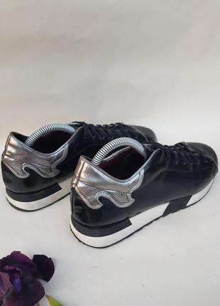 Красивые стильные кожаные кроссовки с серебряными вставками 414 фото