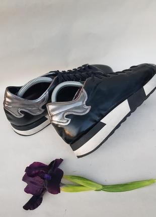 Красивые стильные кожаные кроссовки с серебряными вставками 413 фото
