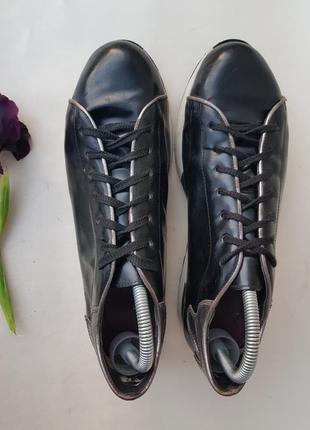 Красивые стильные кожаные кроссовки с серебряными вставками 419 фото