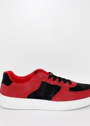 Чорно-червоні чоловічі кросівки на плоскій білій підошві. червоний5 фото
