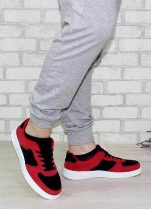 Чорно-червоні чоловічі кросівки на плоскій білій підошві. червоний2 фото
