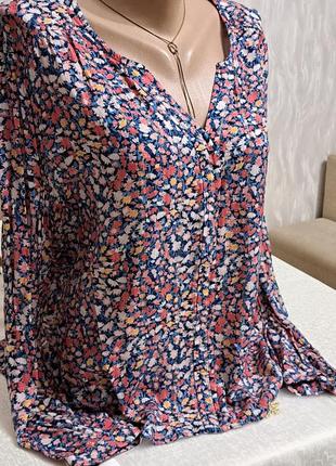 Блуза в цветы с нитью люрекса2 фото