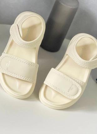 Босоніжки сандалі 2