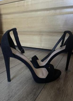 Босоножки на шпильках