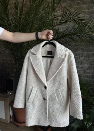 Пальто біле  bershka