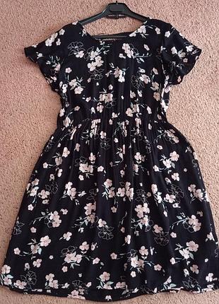 Платье со шнуровкой на спине