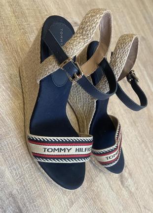 Стильные оригинальные босоножки tommy hilfiger на танкетке