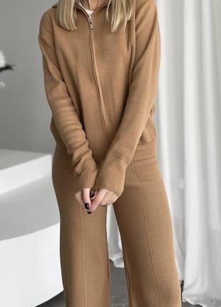 Костюм двойка кофта на застежке и брюки прямые облегающие