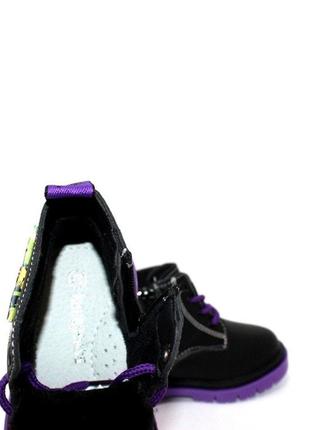 Стильні дитячі осінні чорні черевики на бузковій підошві чорний7 фото