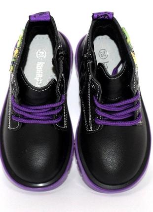 Стильні дитячі осінні чорні черевики на бузковій підошві чорний2 фото