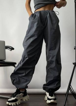 Хитовые женские широкие брюки парашюта (карго) из плащевки, на затяжках3 фото