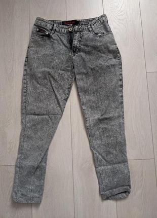 Серые джинсы.