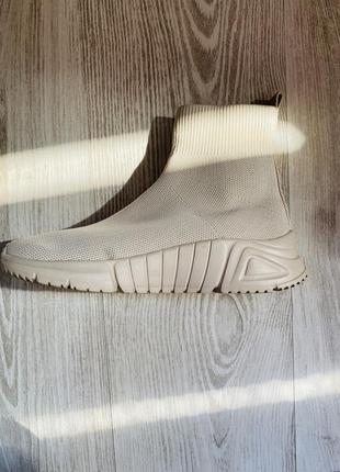 Мʼякі кросівки reserved