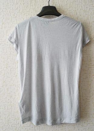 Женская футболка diesel светло-серого цвета.6 фото