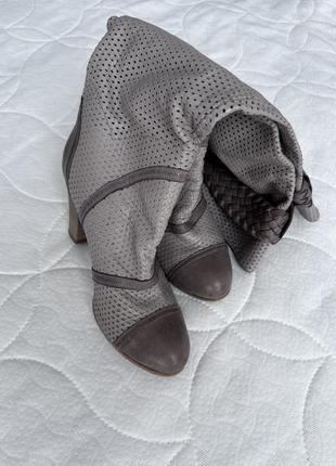 Сірі чоботи повністю шкіряні розмір 37 довжина устілки 24,5см., каблук 8см. осінь