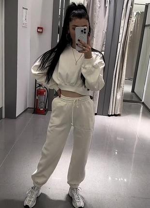 Шикарный спортивный костюм zara в молочном цвете, на флисе