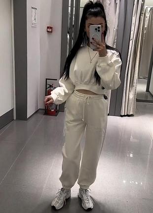 Шикарный спортивный костюм zara в молочном цвете, на флисе