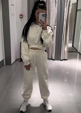 Шикарный спортивный костюм zara в молочном цвете, на флисе