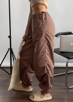 Хитовые женские широкие брюки парашюта (карго) из плащевки, на затяжках2 фото
