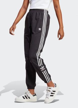 Спортивні штани adicolor classics lock-up tracksuit bottoms ib7442 чорний regular fit