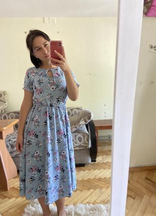 Яркое платье в состоянии нового