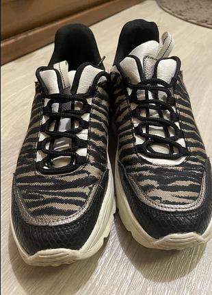 Кроссовки h&m.