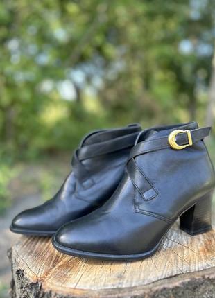 Дуже красиві шкіряні ботильйони.
