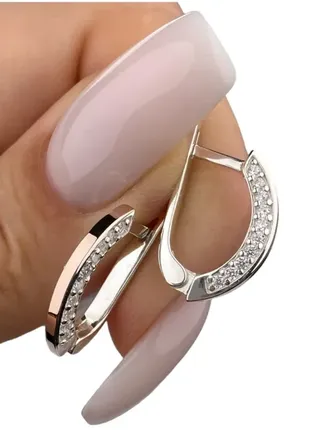 Женские серебряные серьги с золотыми вставками и белым цирконом