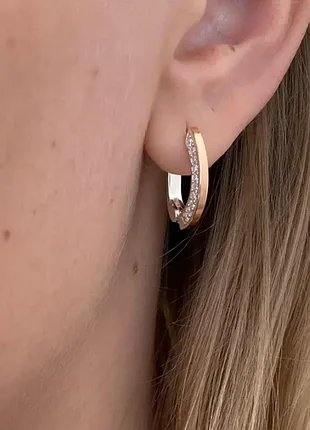 Женские серебряные серьги с золотыми вставками и белым цирконом