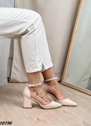 Бежеві неймовірні туфлі з гострим носом на підборах