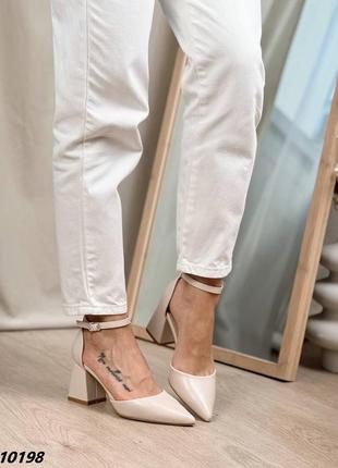 Бежеві неймовірні туфлі з гострим носом на підборах