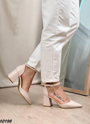 Бежеві неймовірні туфлі з гострим носом на підборах