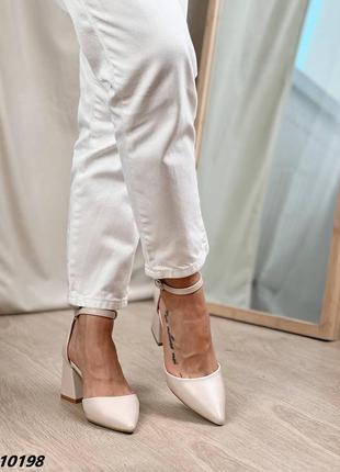 Бежеві неймовірні туфлі з гострим носом на підборах