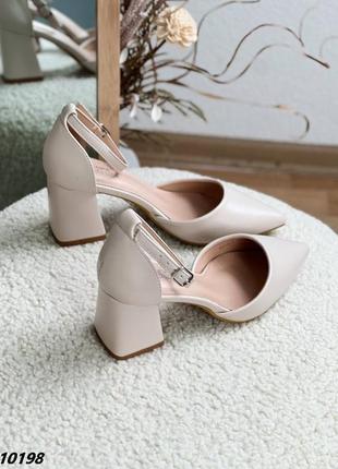 Бежеві неймовірні туфлі з гострим носом на підборах