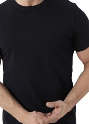 Черная футболка мужская