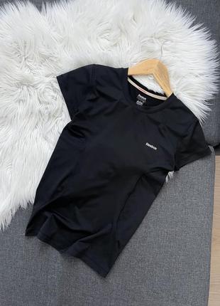 Черная футболка reebok