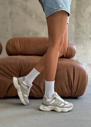 Кросівки жіночі