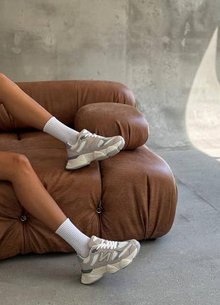 Кросівки жіночі