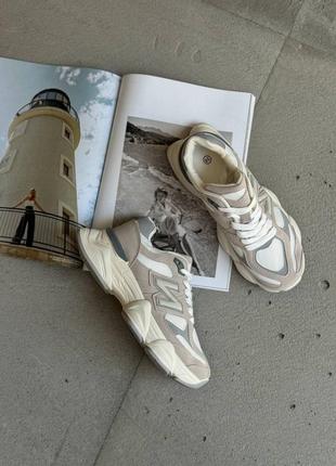 Кросівки жіночі