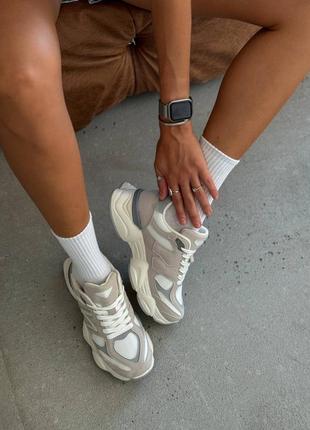 Кросівки жіночі