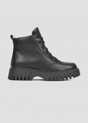 Жіночі шкіряні черевики чорного кольору зі шнурком та блискавкою на хутрі зимові