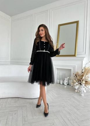 Сукня з мереживом та поясом з перлин